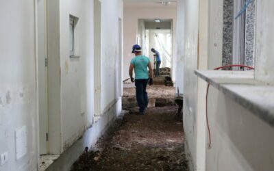 Equipes trabalham nos pisos e fundação na reforma e ampliação da USF Weissópolis