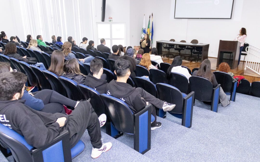 Prefeitura de Pinhais reúne mais de 200 estagiários para capacitação