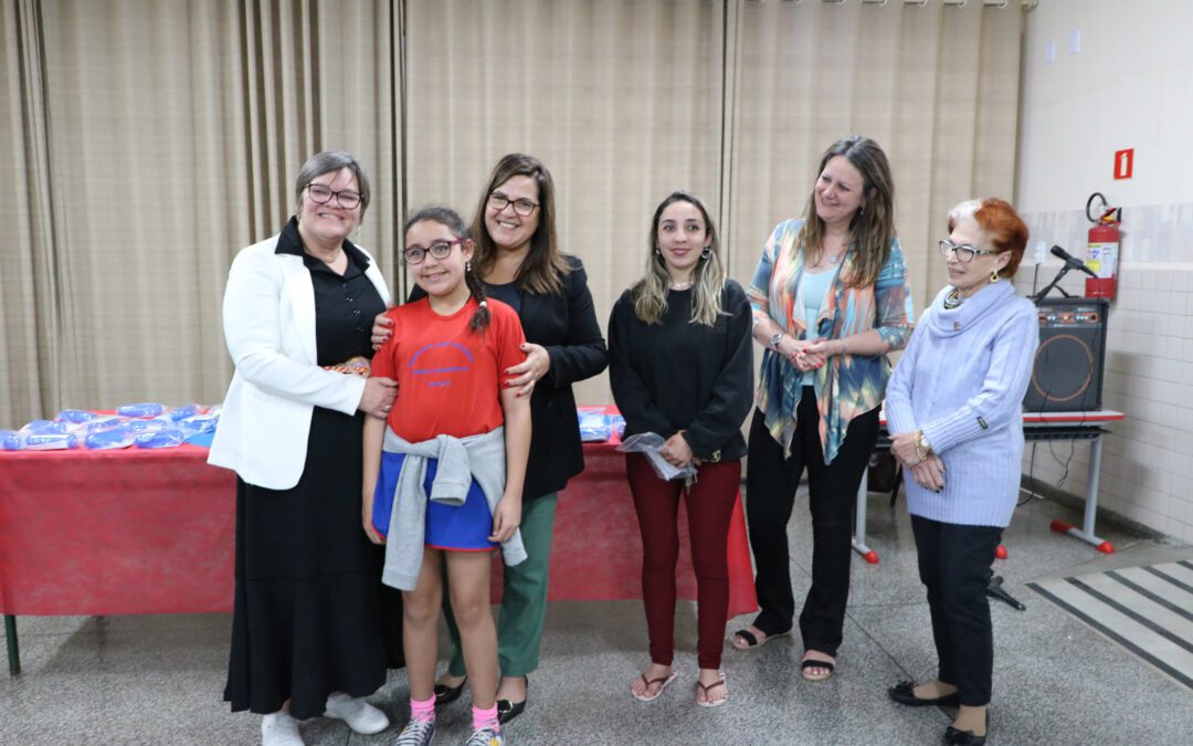 Projeto do Rotary Club doa óculos para alunos de escola municipal