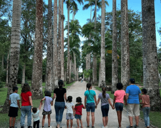 Casal norte-americano adota 6 crianças de uma mesma família em Pinhais