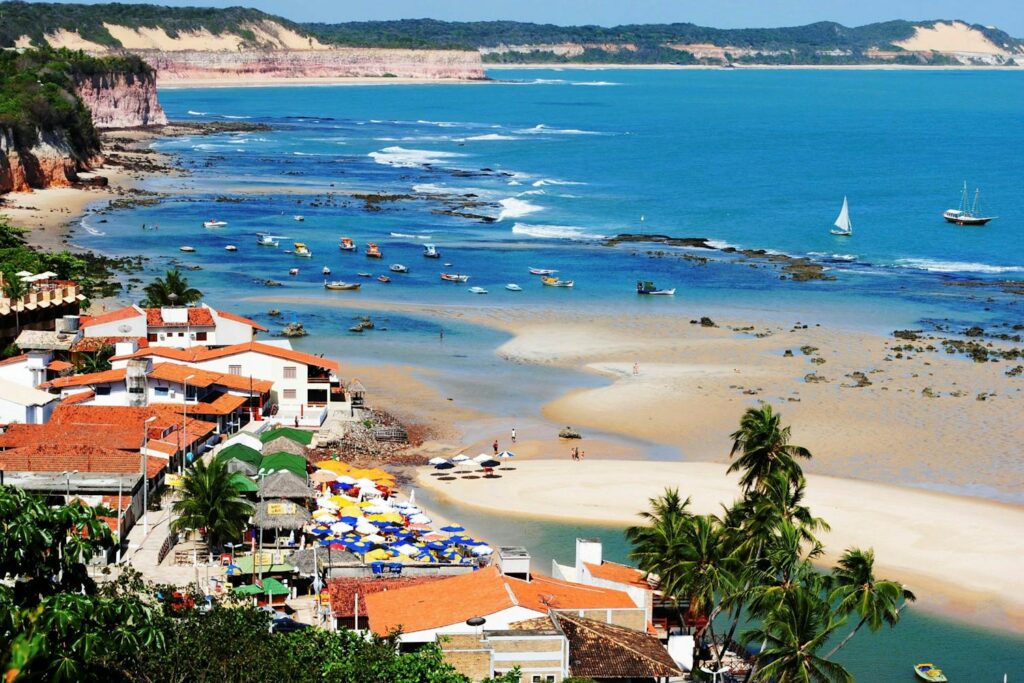 Nordeste em Julho de 2025: Um Guia Detalhado para Férias Inesquecíveis! 4 Praia da Pipa (RN): Falésias, Golfinhos e Energia Vibrante
