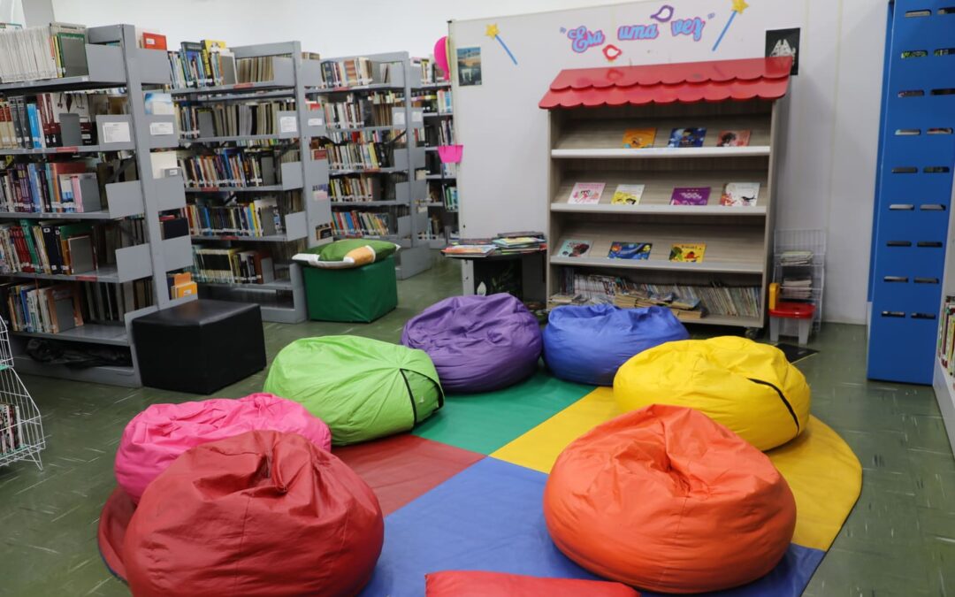 Biblioteca Municipal de Pinhais presenteia moradores com livros durante o Justiça no Bairro