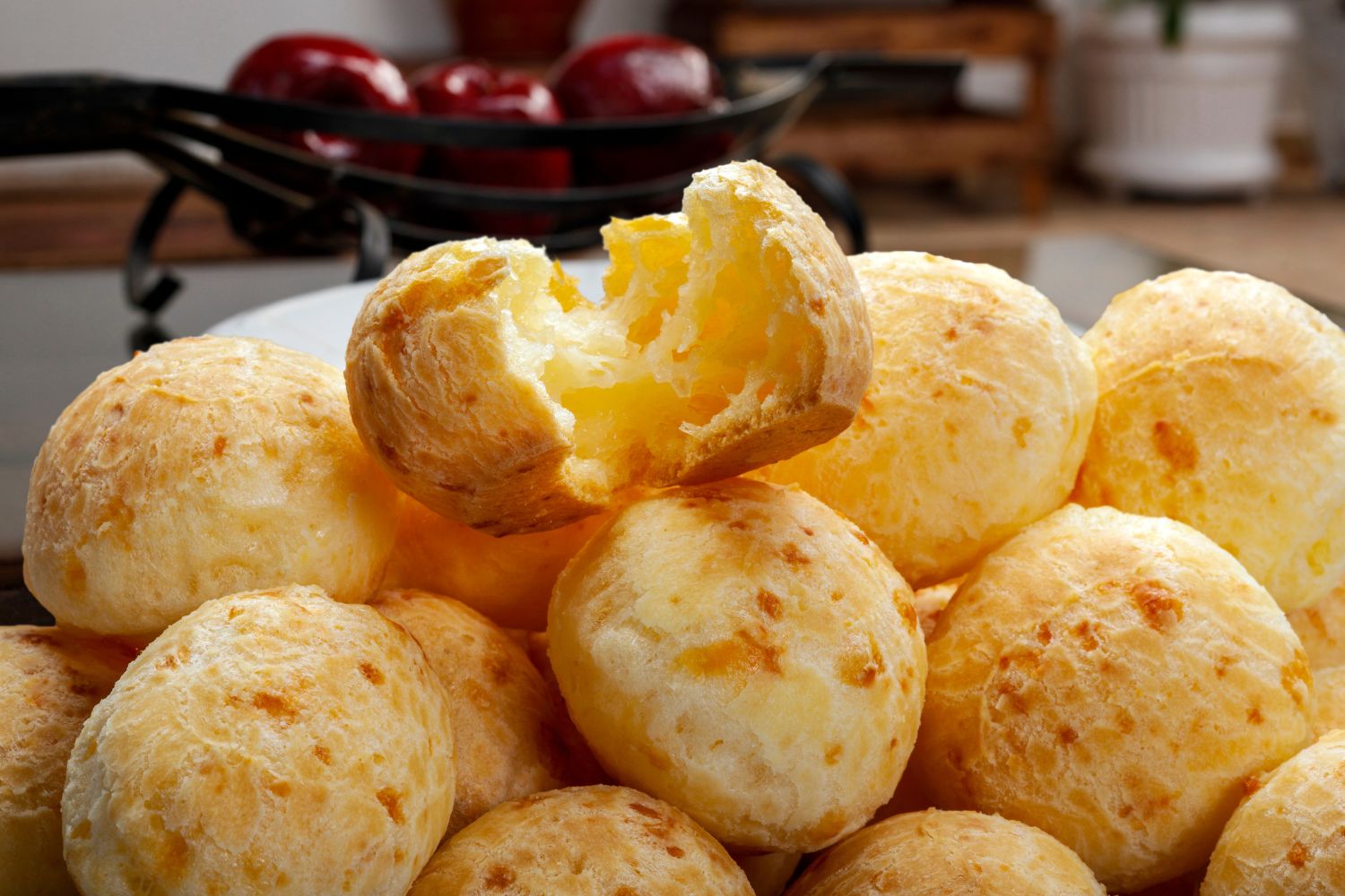 Pão de Queijo Mineiro A receita caseira MAIS FÁCIL para um pão de queijo perfeito!