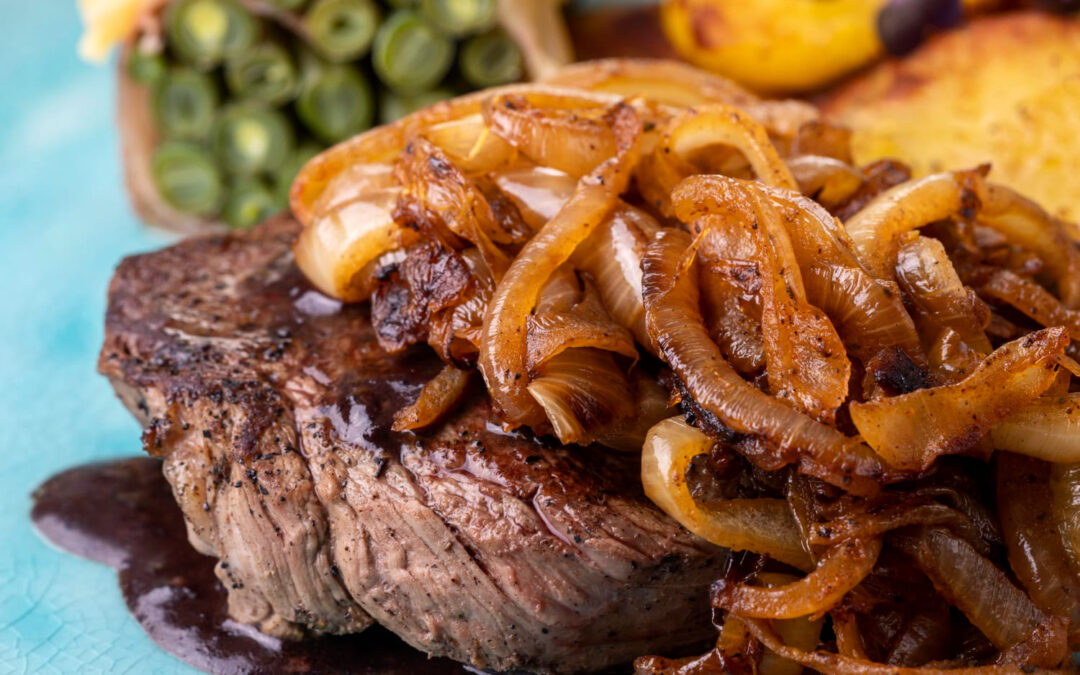 Bife acebolado suculento: O segredo do jantar rápido e saboroso!