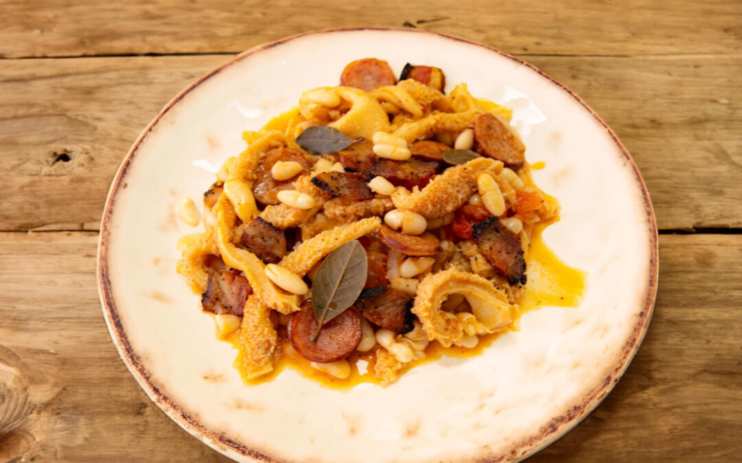 Dobradinha completa: a receita tradicional com feijão branco, calabresa e bacon!