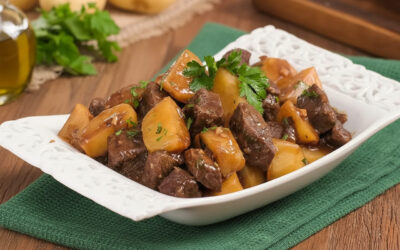 Carne de panela com batatas: o segredo para a carne ficar desmanchando na boca!