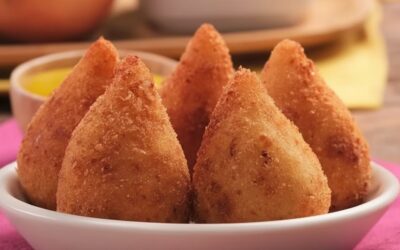 Coxinha com massa de batata: a receita fácil para uma casquinha crocante e recheio cremoso!